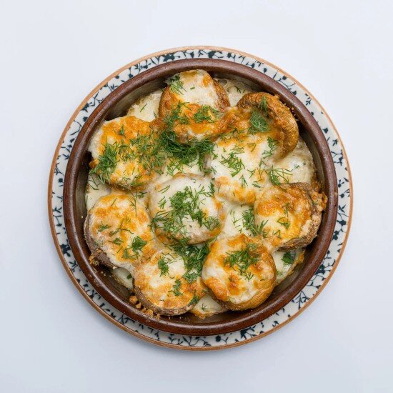 Шапочки шампиньонов с сулугуни на кеце