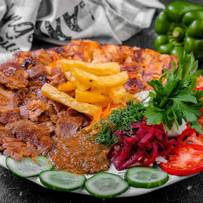 Шаурма с курицей и телятиной на тарелке