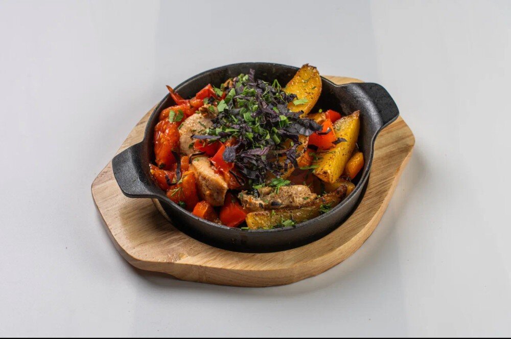 Деревенское жаркое с курицей и картофелем