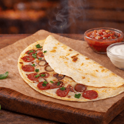 Омлет с охотничьими колбасками в тортилье