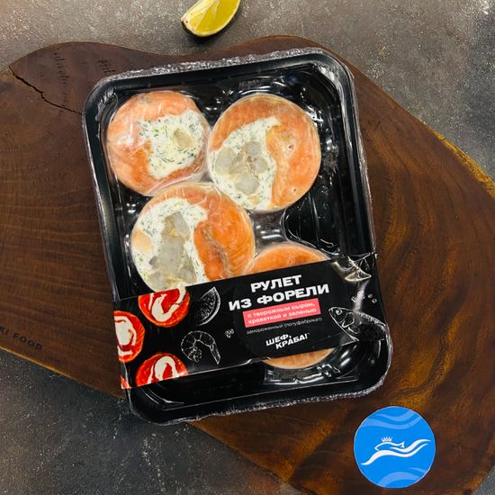 Рулет из форели творожным сыром, креветкой и зеленью