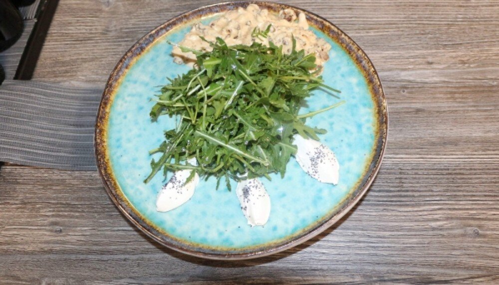 Теплый салат рукола с телятиной