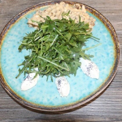 Теплый салат рукола с телятиной