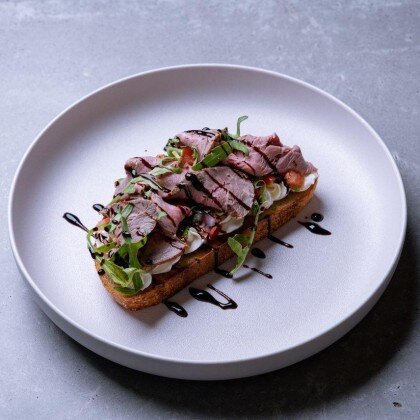 Брускетта с ростбифом