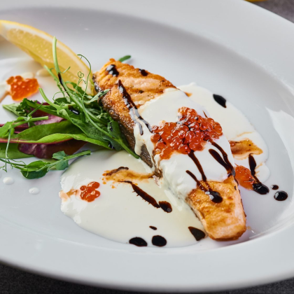 Стейк семги в сливочно-икорном соусе