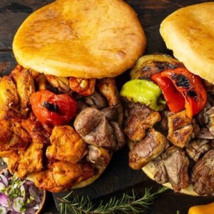 Ассорти шашлыков с овощами в тандырной лепешке для друзей