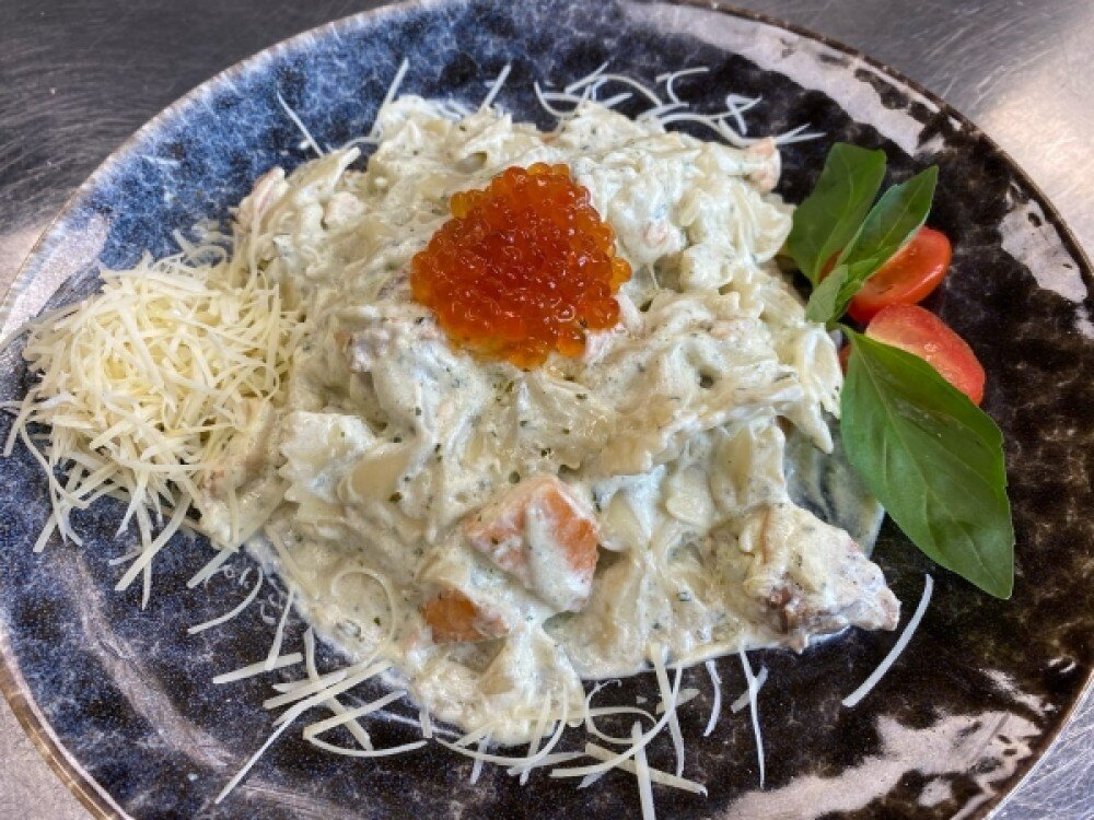 Фарфалле с семгой и икрой