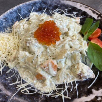 Фарфалле с семгой и икрой