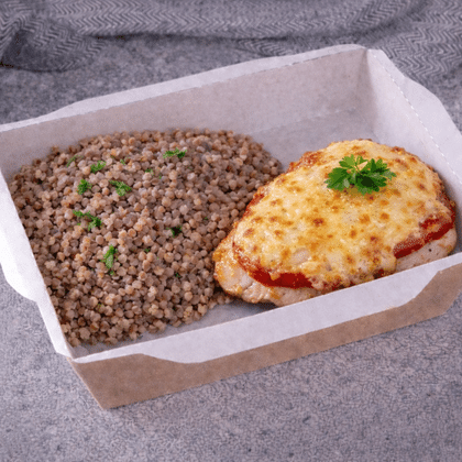 Гречка с куриным филе и помидорой