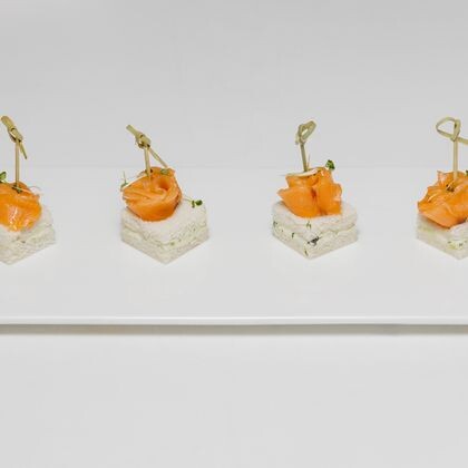 Канапе на белом хлебе с лососем