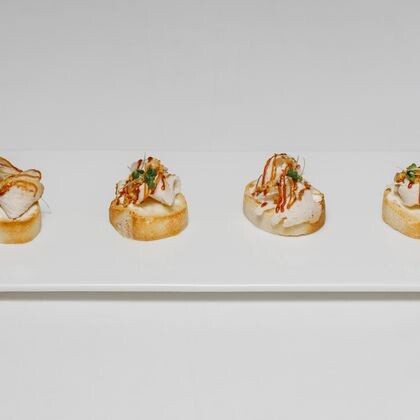 Тапас на белом багете с цыпленком