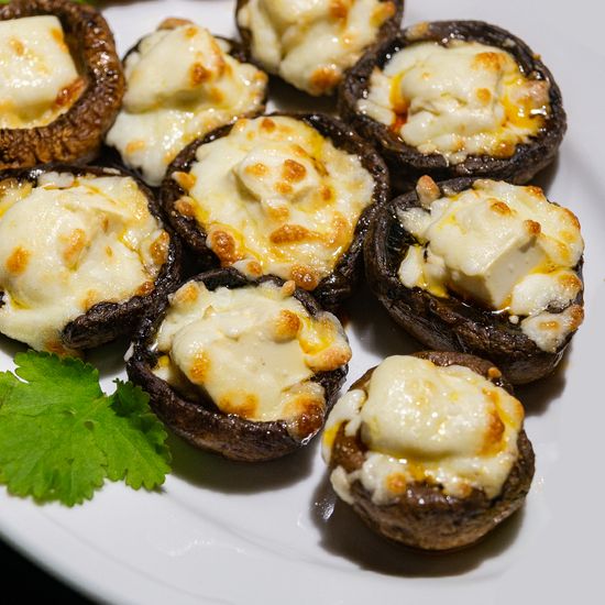 Запеченные шампиньоны с тофу