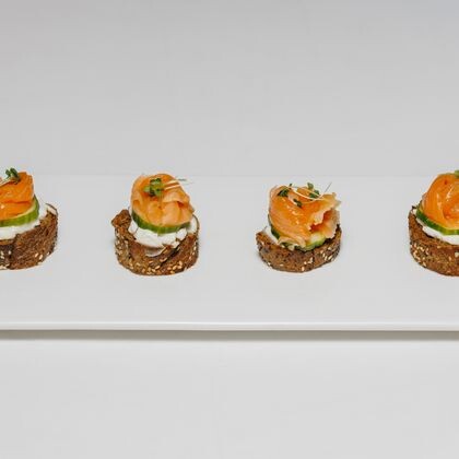 Тапас на ржаном багете с лососем и огурцом