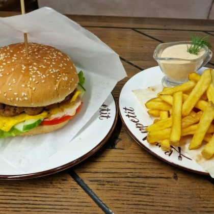 Бургер с говядиной и картофелем фри