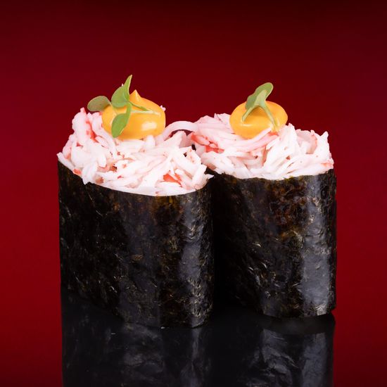 Гункан с камчатским крабом