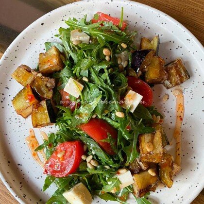 Салат с хрустящими баклажанами