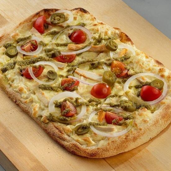 Пицца курица в соусе песто