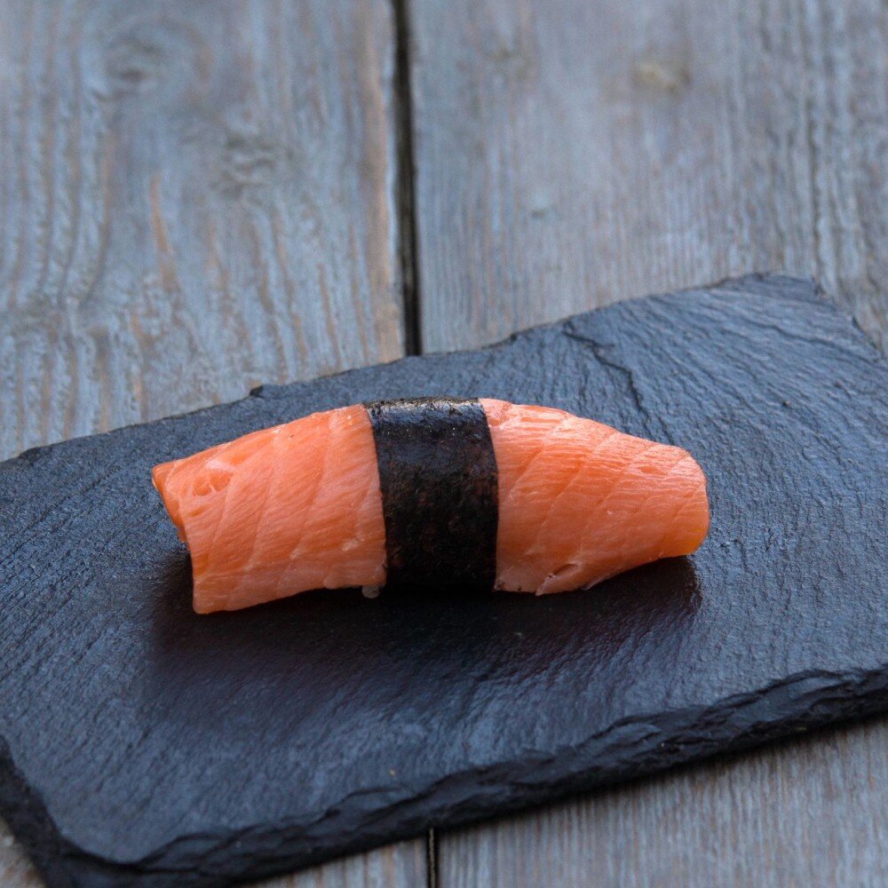 Суши лосось