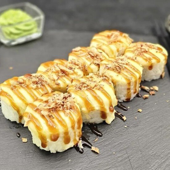 Запечённый ролл Чикен под сырной шапкой и луком фри