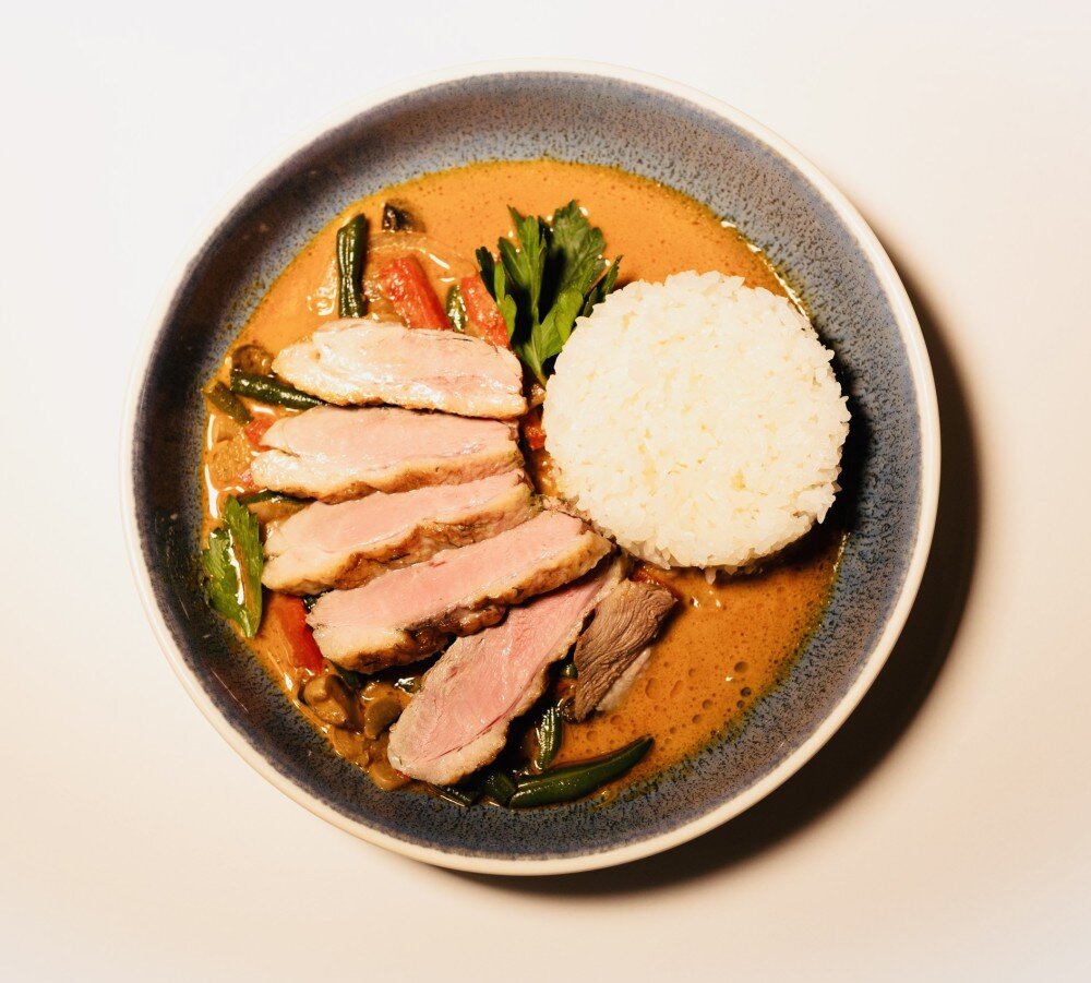 Утиная грудка с овощами и кокосовым соусом