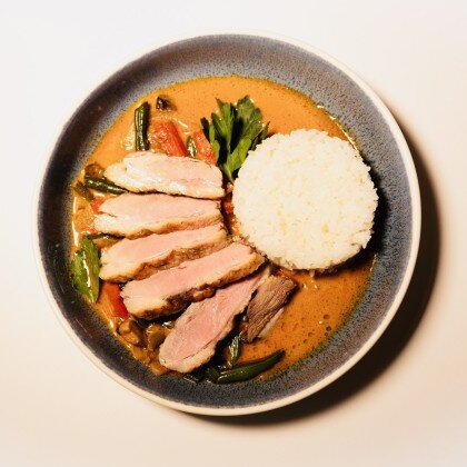 Утиная грудка с овощами и кокосовым соусом