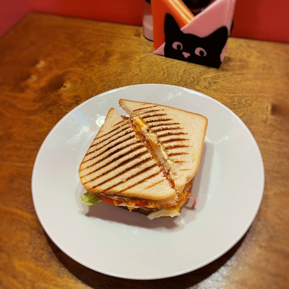 Сандвич с беконом или ветчиной