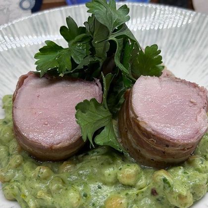 Свинина в беконе с нутом