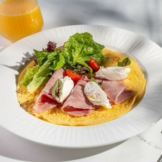 Круглый омлет со сливочным сыром и копченым карбонатом