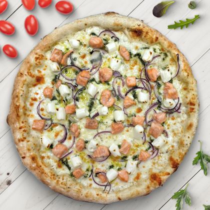 Пицца с лососем, сливочным сыром и песто