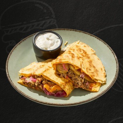 Кесадилия с говядиной в томатном соусе Болоньезе