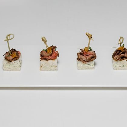 Канапе на белом хлебе с ростбифом