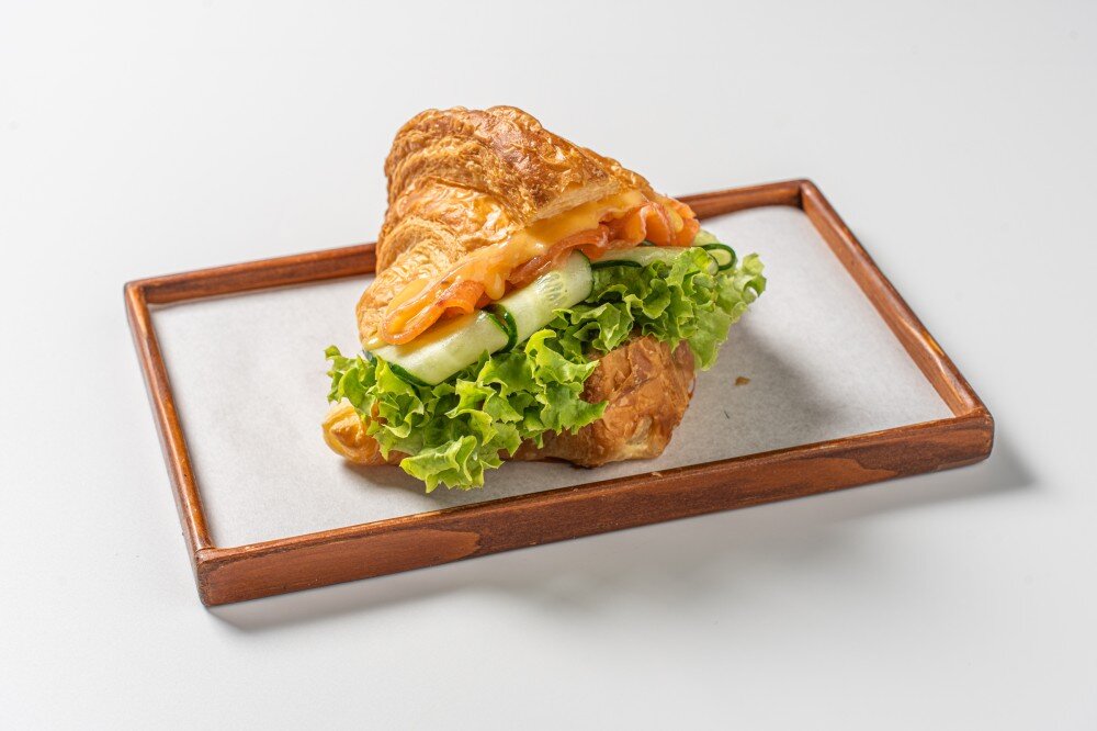 Круассан с лососем и голландским соусом