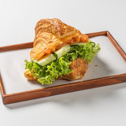 Круассан с лососем и голландским соусом