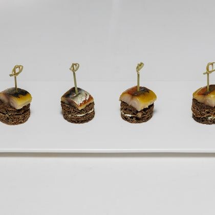 Канапе на ржаном хлебе с копченой скумбрией