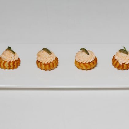 Профитроли с муссом из лосося и каперсами