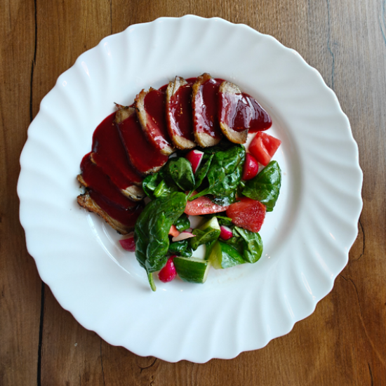 Утиная грудка с вишнёвым соусом и миксом свежих овощей