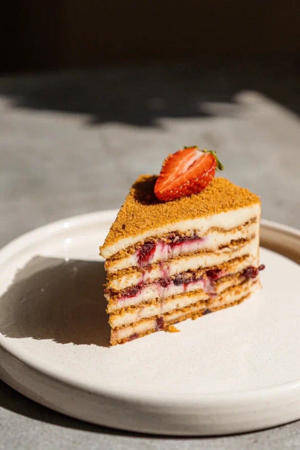 Медовик с брусникой