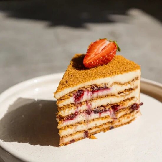 Медовик с брусникой