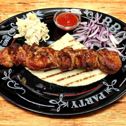 Шашлык из свинины с салатом Коул Слоу