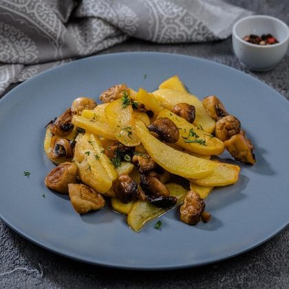 Жареный картофель с грибами и луком