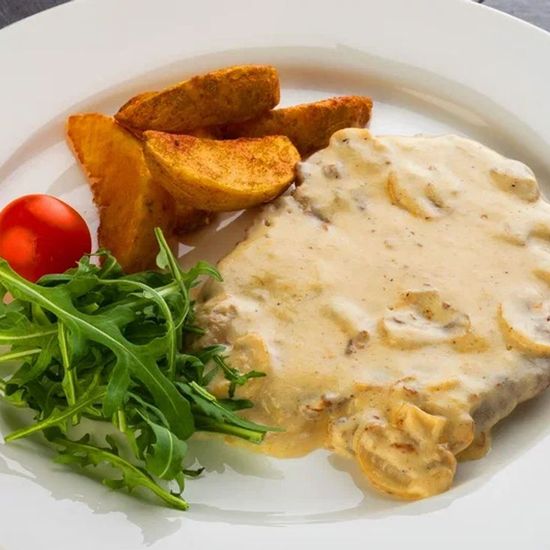 Говядина в сливочно-грибном соусе