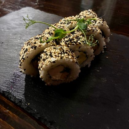 Ролл «Чикен чиз в кунжуте»