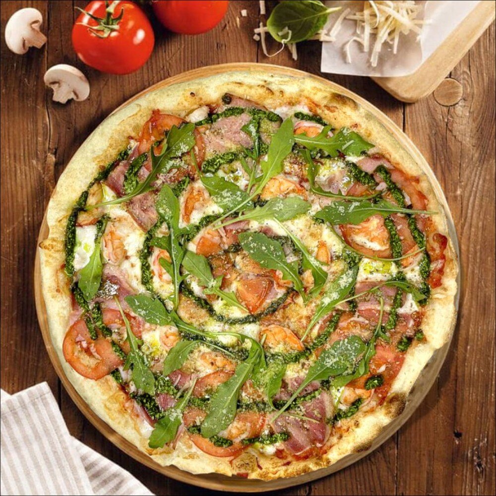 Пицца с креветками, беконом и рукколой