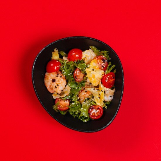 Салат с креветками в соусе манго-чили