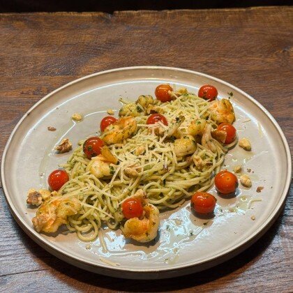 Спагетти с креветками и соусом песто