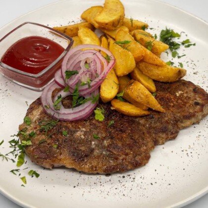 Стейк из свиной шеи с картофелем и луком