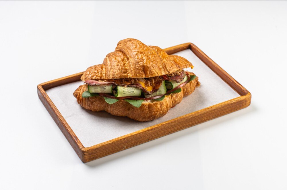 Круассан с томленым брискетом