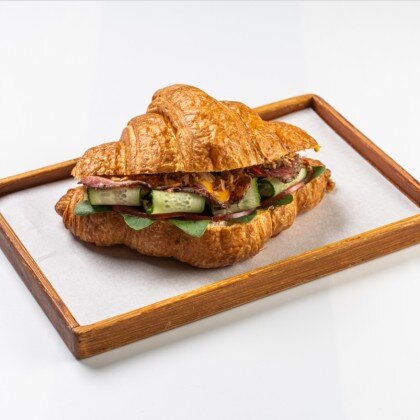 Круассан с томленым брискетом