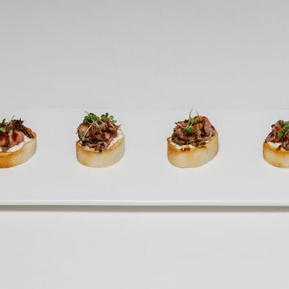 Тапас на белом багете с ростбифом