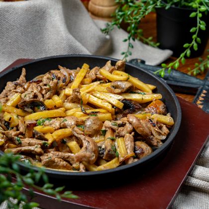 Сковородка со свининой в сметанном соусе